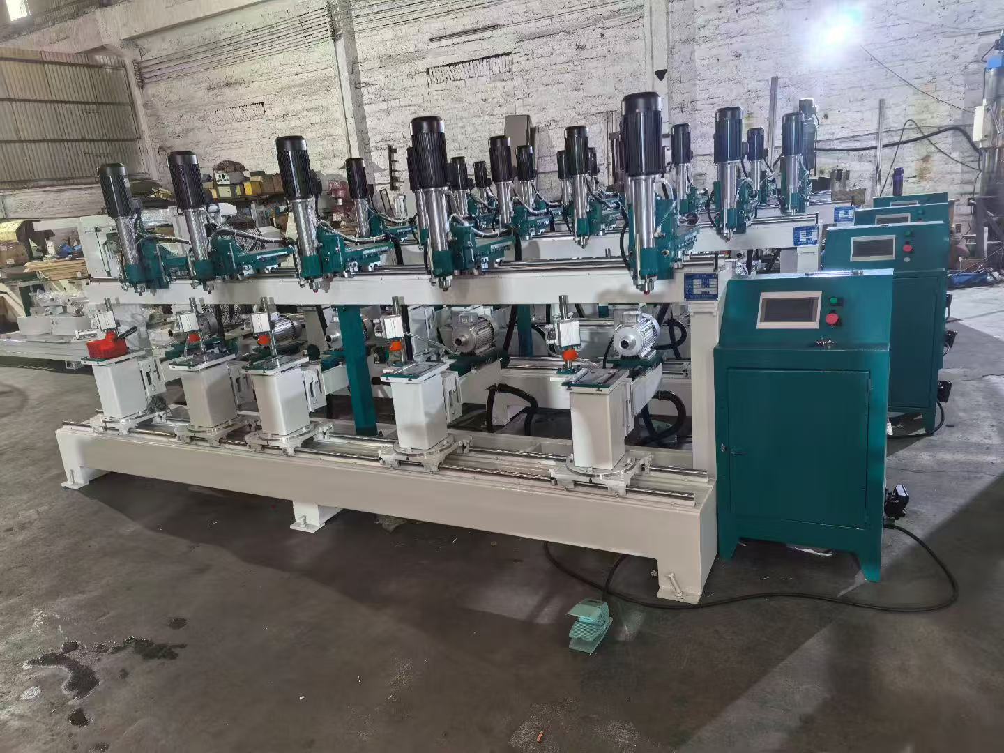 鉆孔機：正鉆，反鉆，橫貼，豎鉆，斜鉆，側鉆，手動，半自動，全自動；使用昆侖通態TPC7032Ei